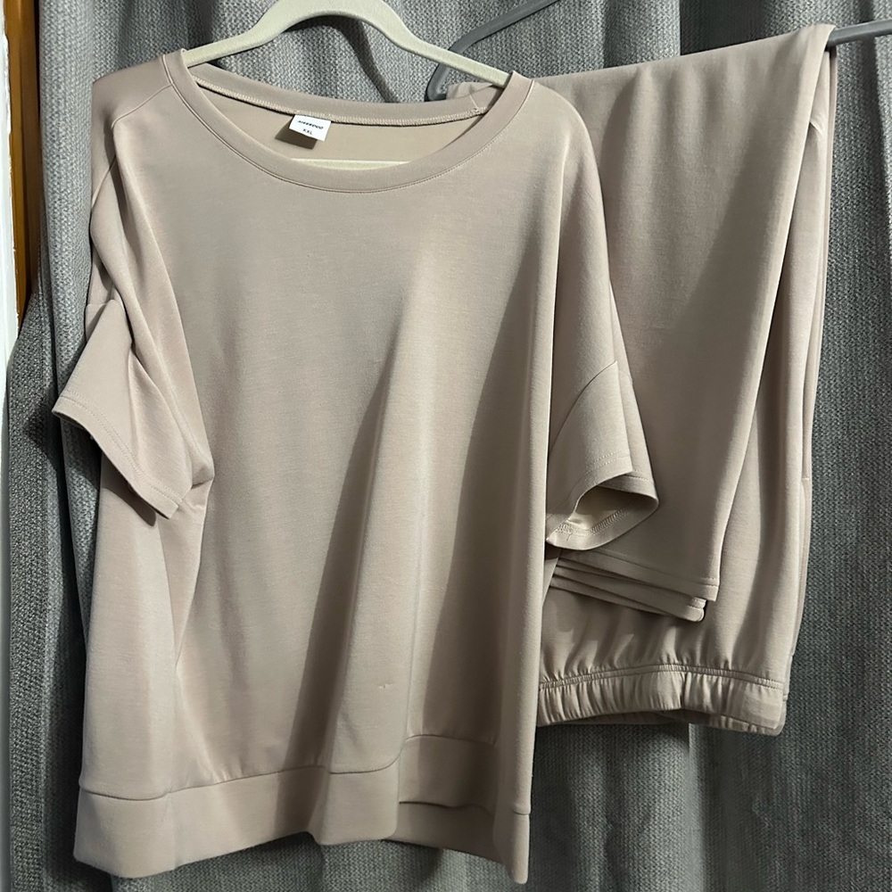 EUC, worn once.
Very trendy and comfortable.
For lounging or dress up w/jewelry